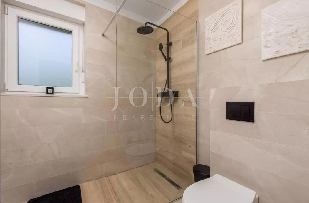 Otok Krk, okolica Vrbnika, moderna novogradnja z bazenom