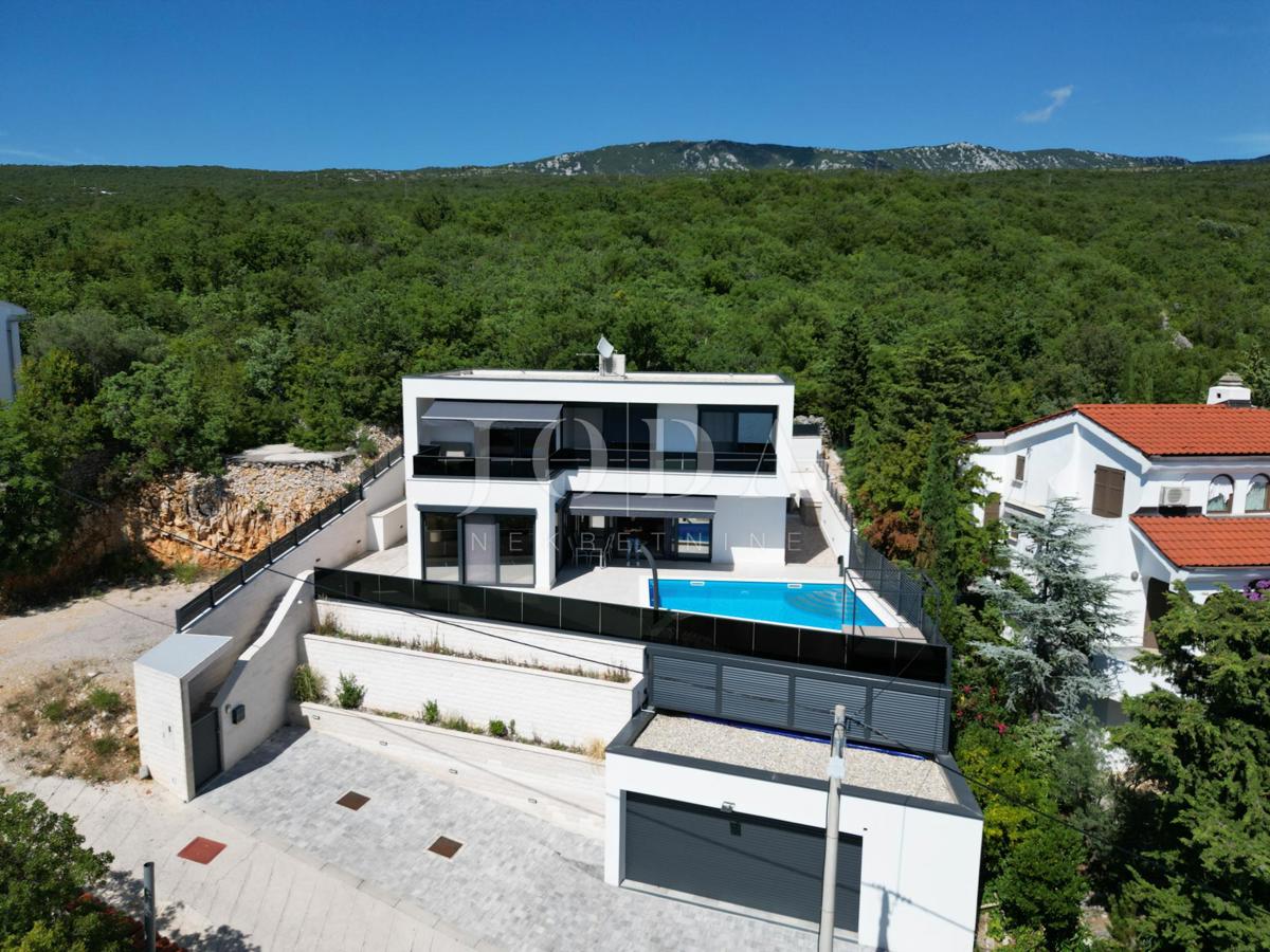 Moderna hiša Jadranovo v bližini morja