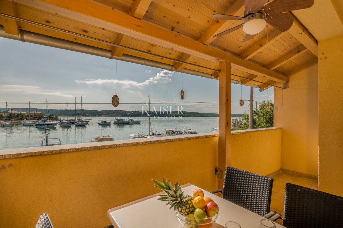 Klimno, otok Krk - apartma 62m2, 1. red do morja 