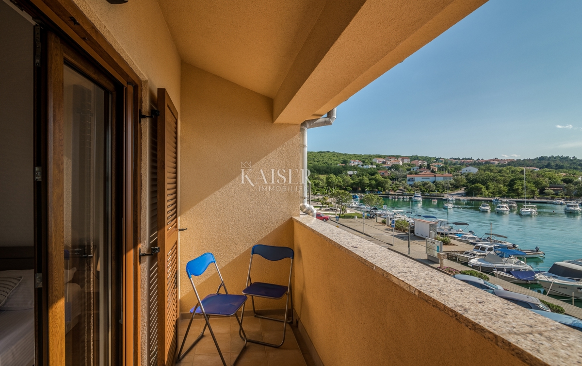 Klimno, otok Krk - apartma 62m2, 1. red do morja 