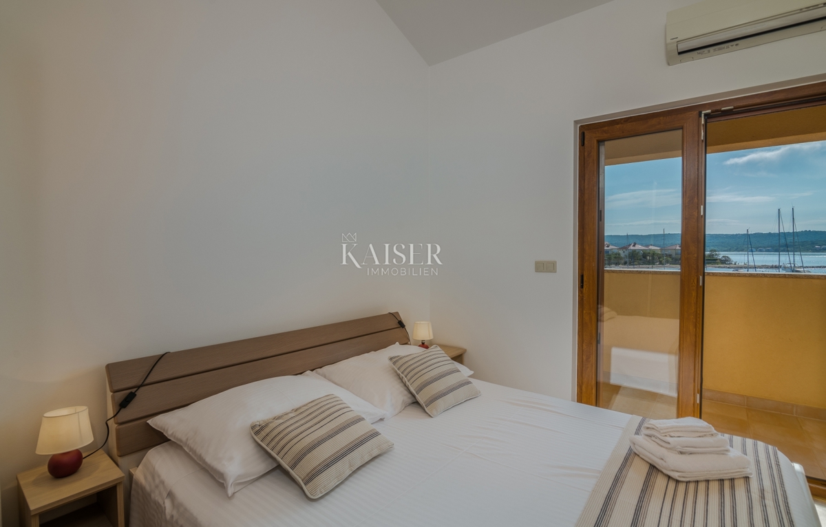 Klimno, otok Krk - apartma 62m2, 1. red do morja 