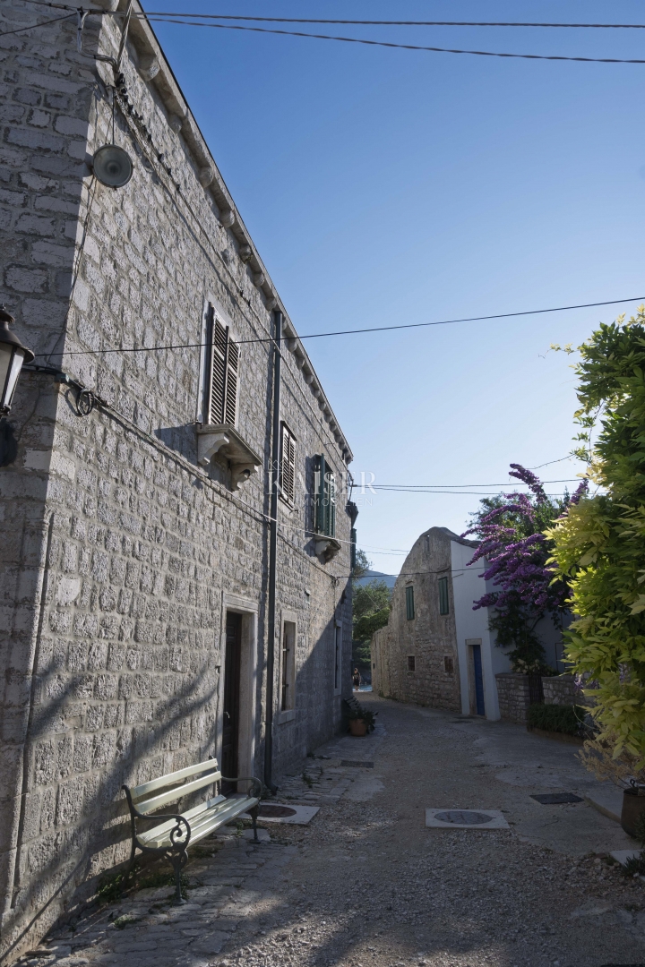 Otok Cres-Lošinj, Osor, trietažni apartma 148 m2