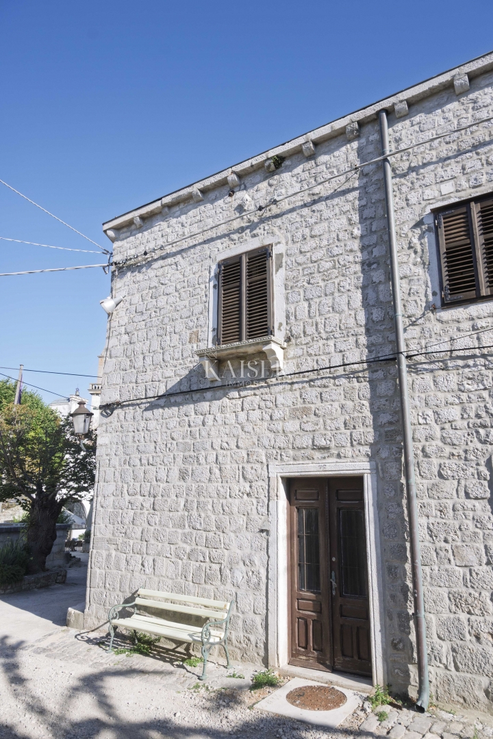 Otok Cres-Lošinj, Osor, trietažni apartma 148 m2