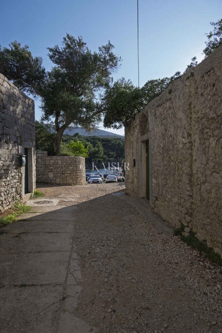 Otok Cres-Lošinj, Osor, trietažni apartma 148 m2