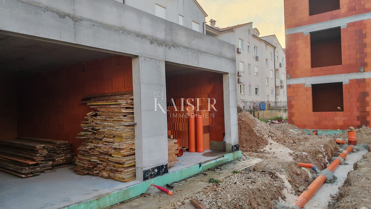 Istra, Pula - moderno stanovanje 90m2 z vrtom in dvema parkirnima mestoma