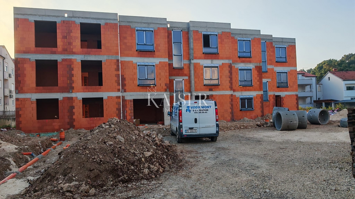 Istra, Pula - moderno stanovanje 90m2 z vrtom in dvema parkirnima mestoma