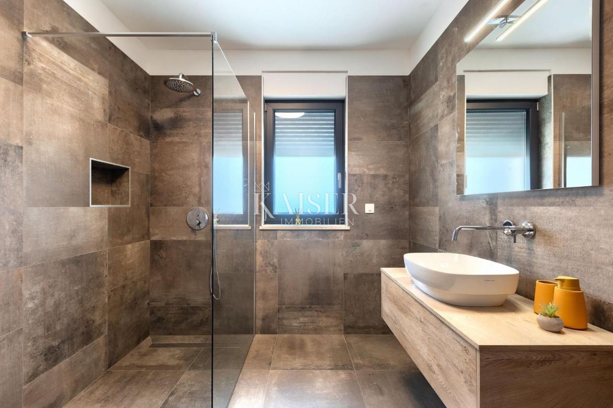 Istra, Svetvinčenat, moderna elegantna vila z bazenom