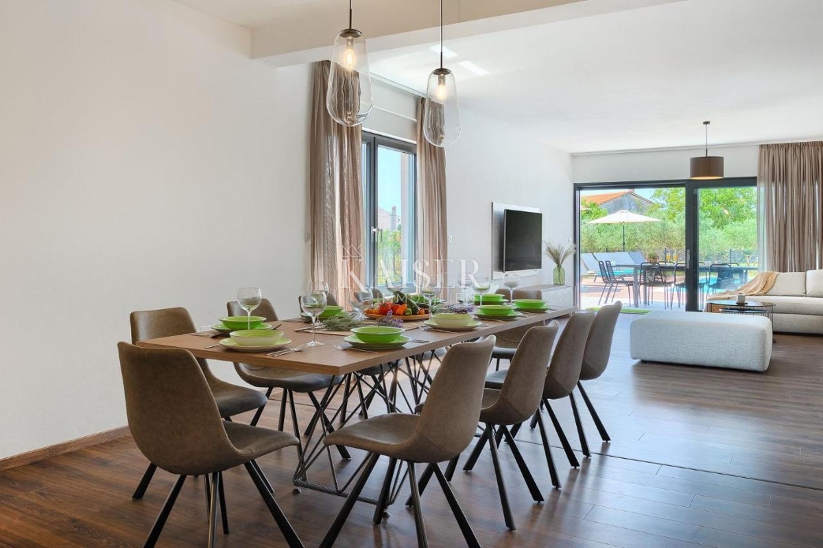 Istra, Svetvinčenat, moderna elegantna vila z bazenom