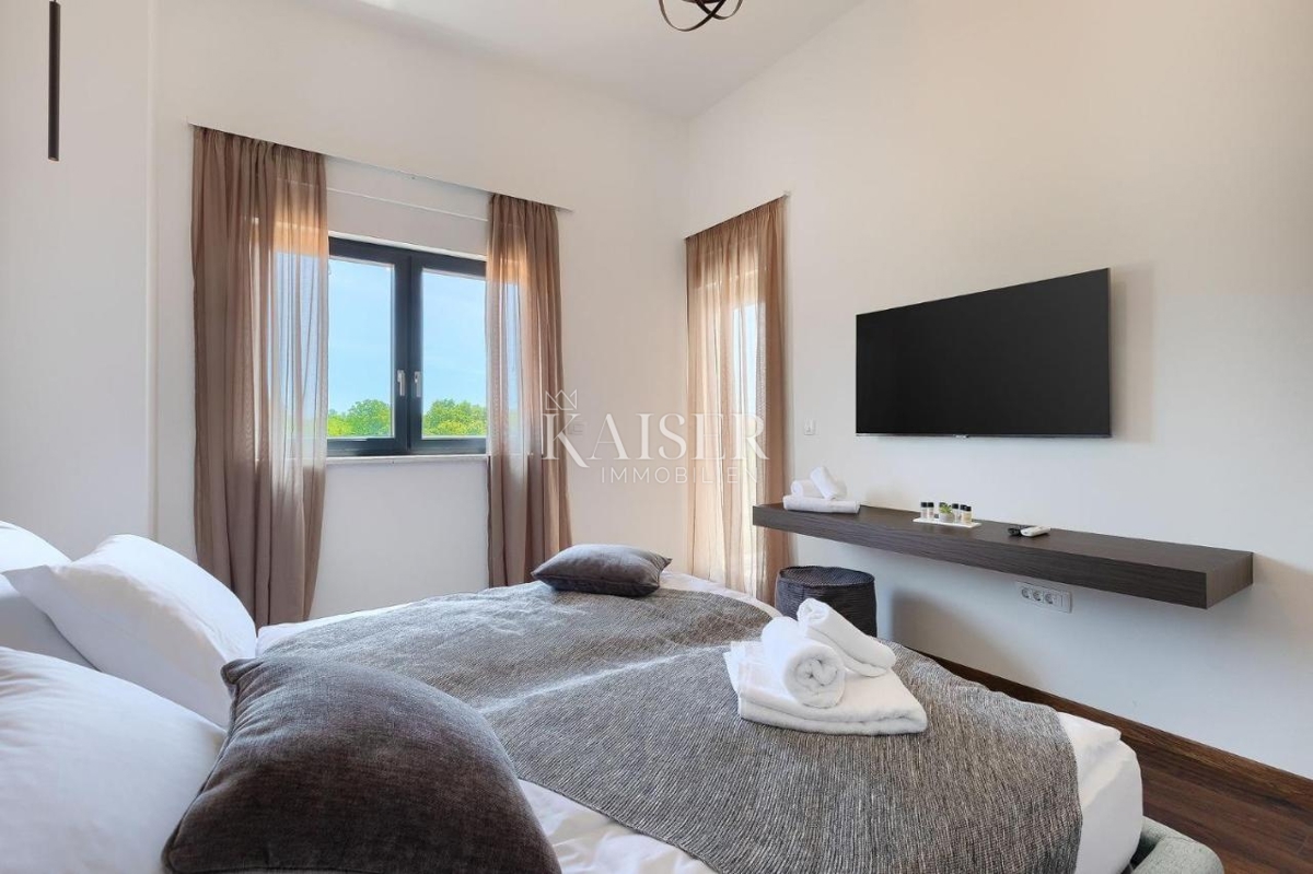Istra, Svetvinčenat, moderna elegantna vila z bazenom