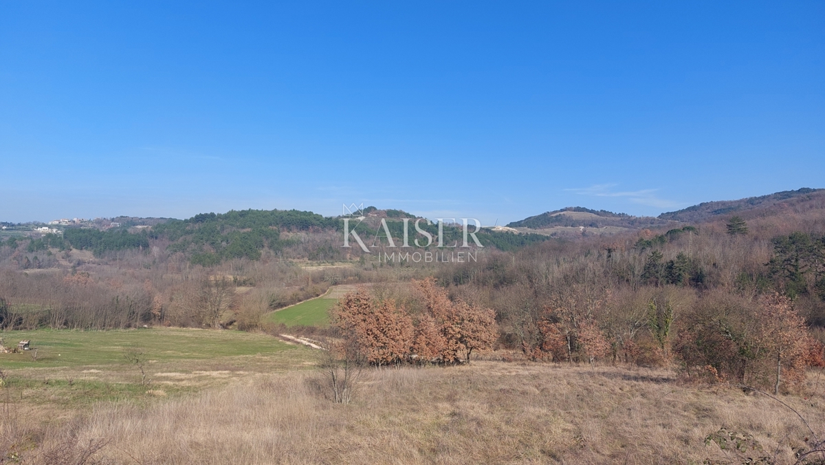 Istra, okolica Motovuna, Karojba - zazidljivo zemljišče, 1.990 m2