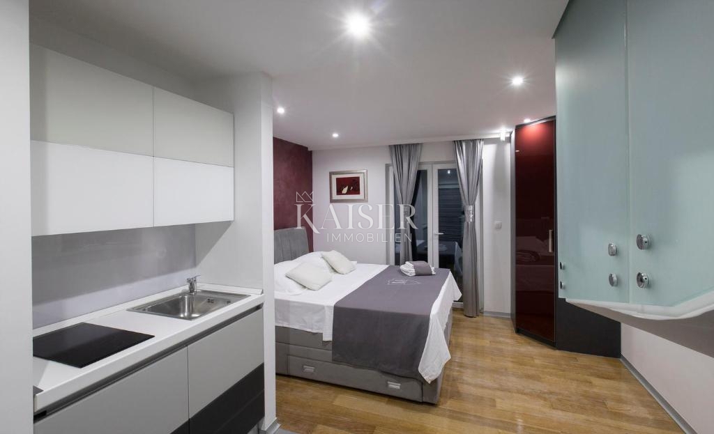 Rogoznica – Luksuzna vila z bazenom, 4 apartmaji, tradicionalno konobo in panoramskim pogledom na morje