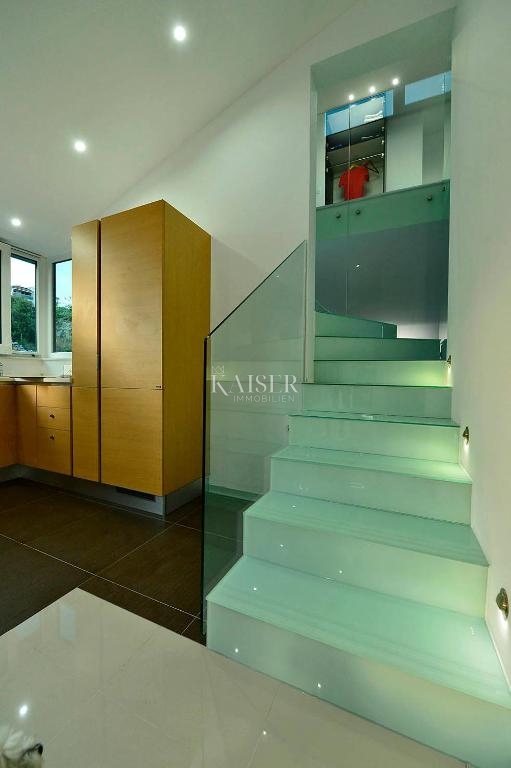 Rogoznica – Luksuzna vila z bazenom, 4 apartmaji, tradicionalno konobo in panoramskim pogledom na morje