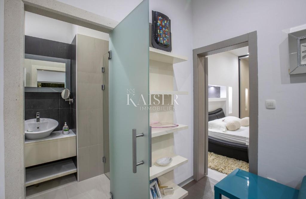 Rogoznica – Luksuzna vila z bazenom, 4 apartmaji, tradicionalno konobo in panoramskim pogledom na morje