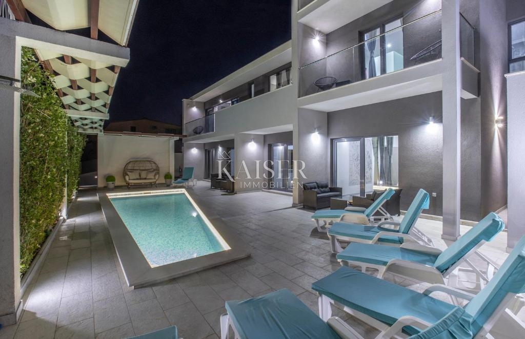 Rogoznica – Luksuzna vila z bazenom, 4 apartmaji, tradicionalno konobo in panoramskim pogledom na morje