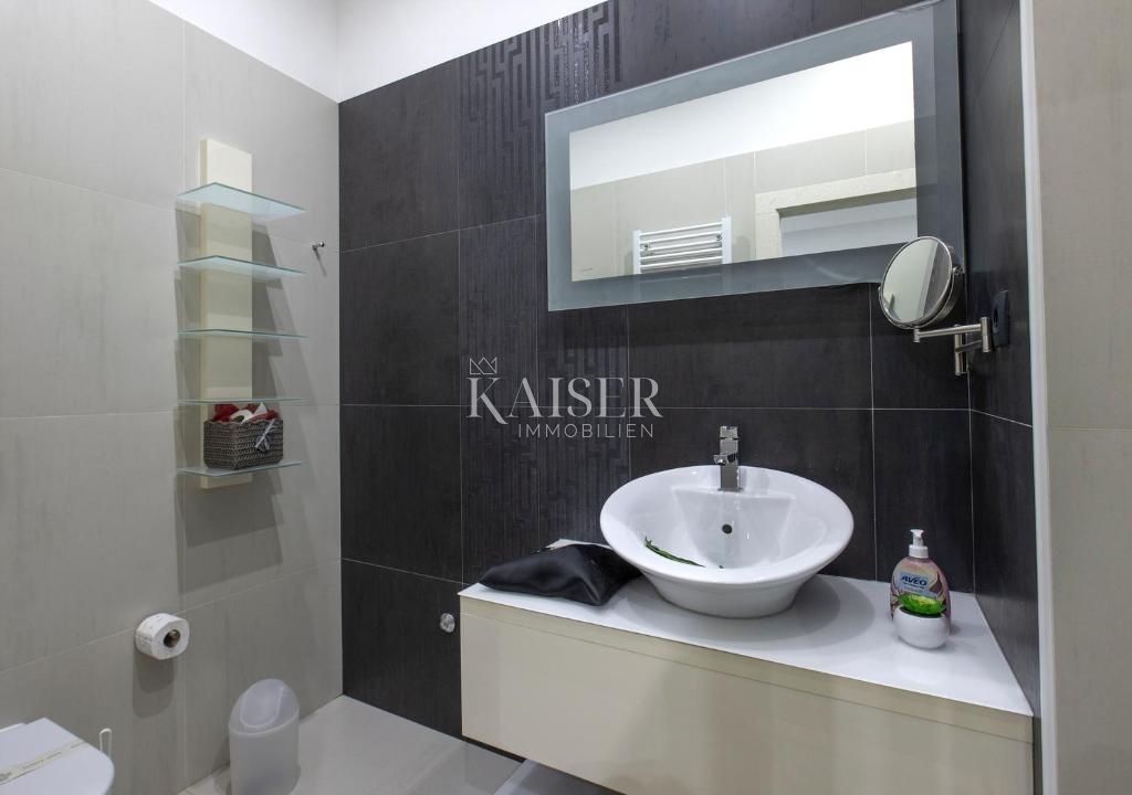 Rogoznica – Luksuzna vila z bazenom, 4 apartmaji, tradicionalno konobo in panoramskim pogledom na morje