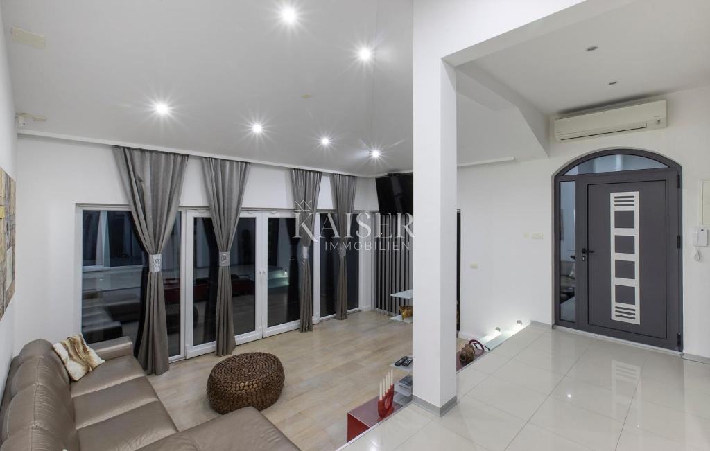 Rogoznica – Luksuzna vila z bazenom, 4 apartmaji, tradicionalno konobo in panoramskim pogledom na morje