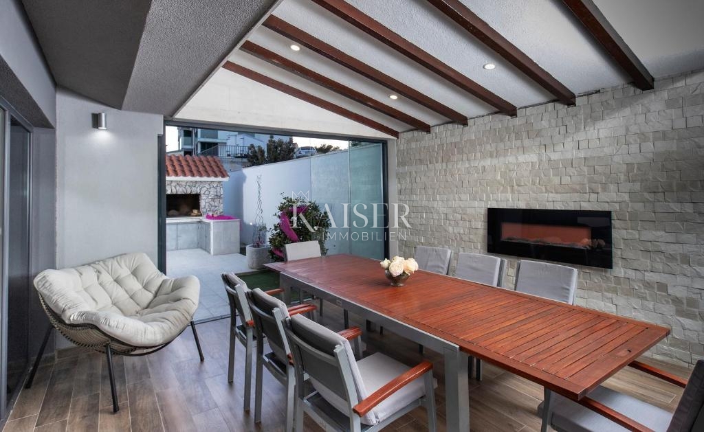 Rogoznica – Luksuzna vila z bazenom, 4 apartmaji, tradicionalno konobo in panoramskim pogledom na morje