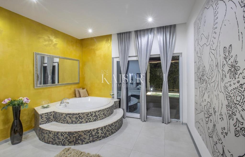 Rogoznica – Luksuzna vila z bazenom, 4 apartmaji, tradicionalno konobo in panoramskim pogledom na morje