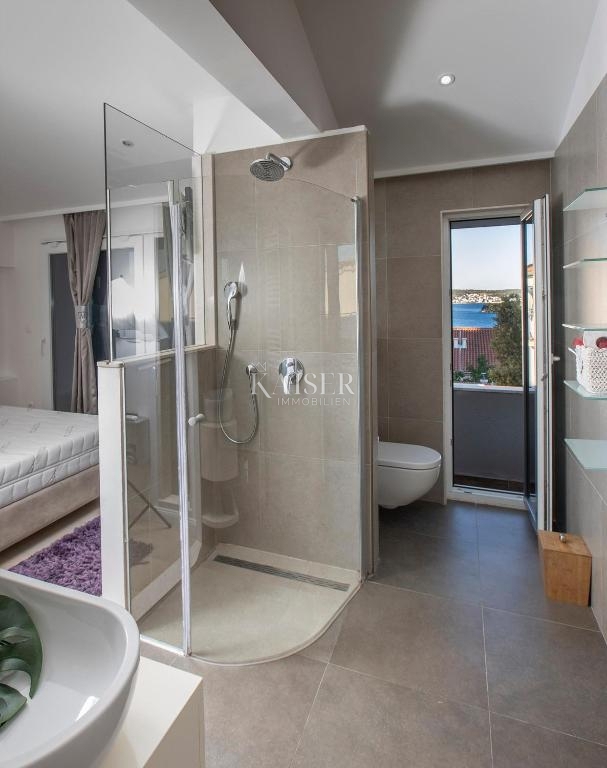 Rogoznica – Luksuzna vila z bazenom, 4 apartmaji, tradicionalno konobo in panoramskim pogledom na morje