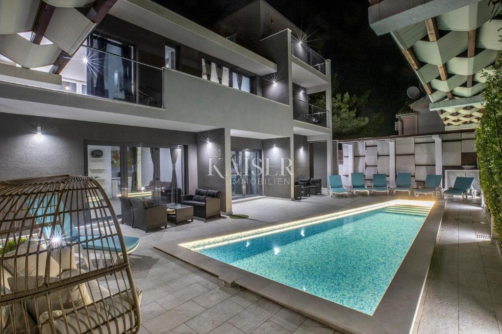 Rogoznica – Luksuzna vila z bazenom, 4 apartmaji, tradicionalno konobo in panoramskim pogledom na morje