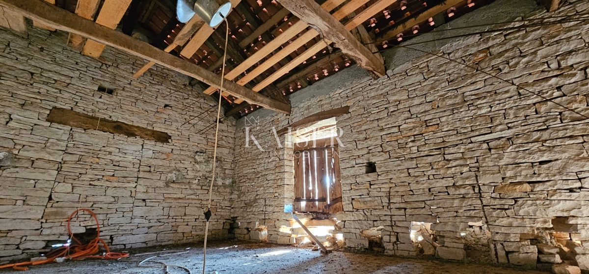 Istra, Oprtalj - gradbeno zemljišče 3600 m2 z dvema kamnitima hišama