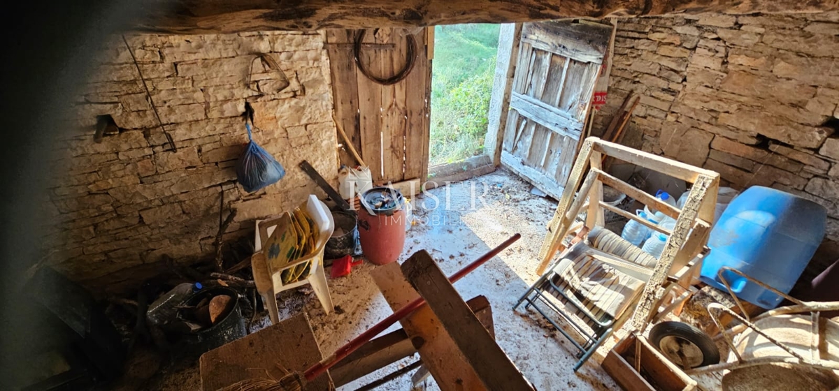 Istra, Oprtalj - gradbeno zemljišče 3600 m2 z dvema kamnitima hišama