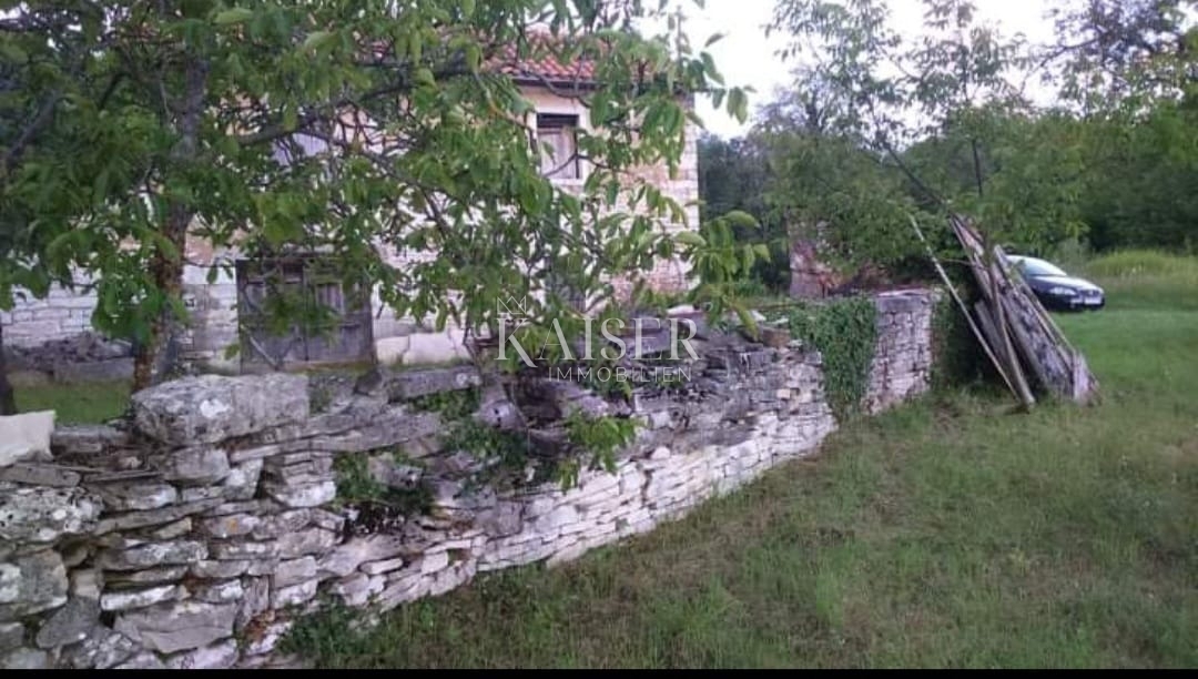Istra, Oprtalj - gradbeno zemljišče 3600 m2 z dvema kamnitima hišama