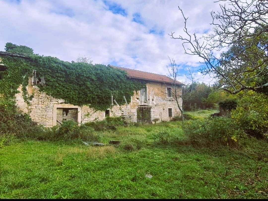 Istra, Oprtalj - gradbeno zemljišče 3600 m2 z dvema kamnitima hišama