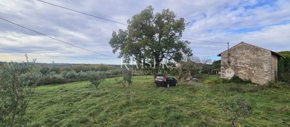 Istra, Oprtalj - gradbeno zemljišče 3600 m2 z dvema kamnitima hišama