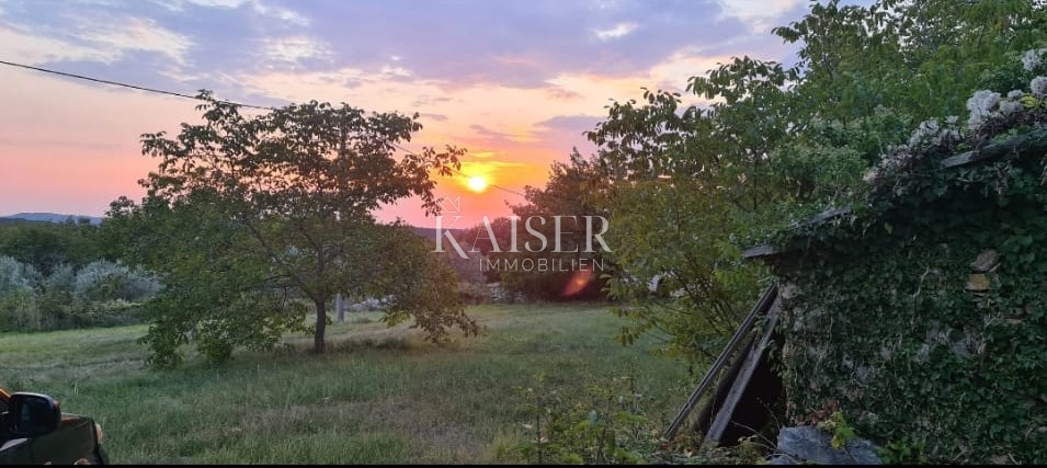 Istra, Oprtalj - gradbeno zemljišče 3600 m2 z dvema kamnitima hišama