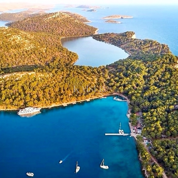 Dugi otok - Edinstvena poslovno-stanovanjska stavba v naravnem parku Telašćica na plaži