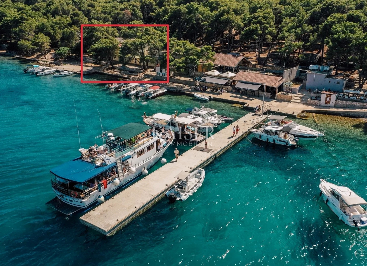 Dugi otok - Edinstvena poslovno-stanovanjska stavba v naravnem parku Telašćica na plaži