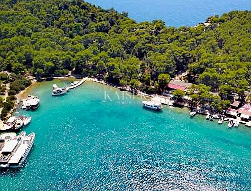 Dugi otok - Edinstvena poslovno-stanovanjska stavba v naravnem parku Telašćica na plaži