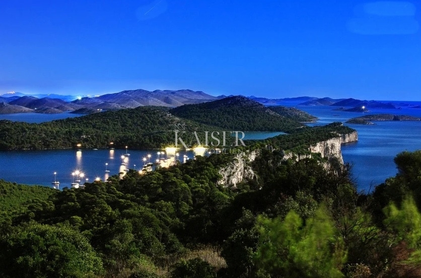 Dugi otok - Edinstvena poslovno-stanovanjska stavba v naravnem parku Telašćica na plaži