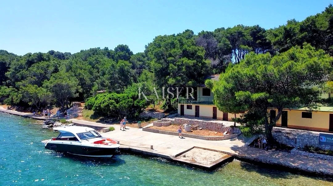 Dugi otok - Edinstvena poslovno-stanovanjska stavba v naravnem parku Telašćica na plaži