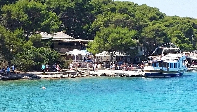 Dugi otok - Edinstvena poslovno-stanovanjska stavba v naravnem parku Telašćica na plaži