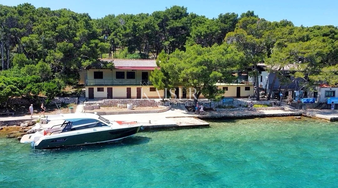 Dugi otok - Edinstvena poslovno-stanovanjska stavba v naravnem parku Telašćica na plaži