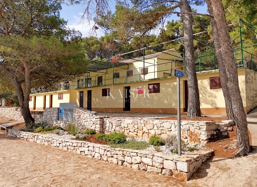 Dugi otok - Edinstvena poslovno-stanovanjska stavba v naravnem parku Telašćica na plaži