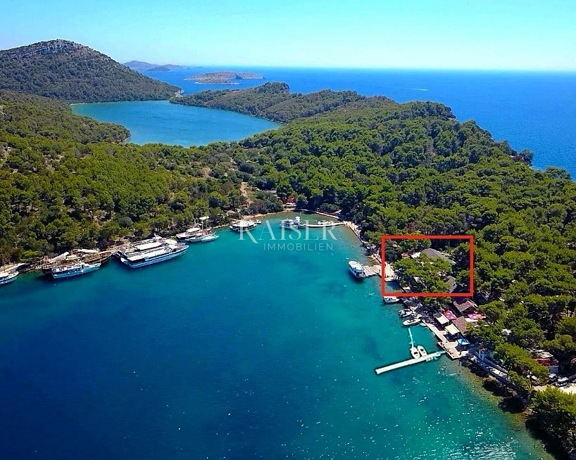 Dugi otok - Edinstvena poslovno-stanovanjska stavba v naravnem parku Telašćica na plaži