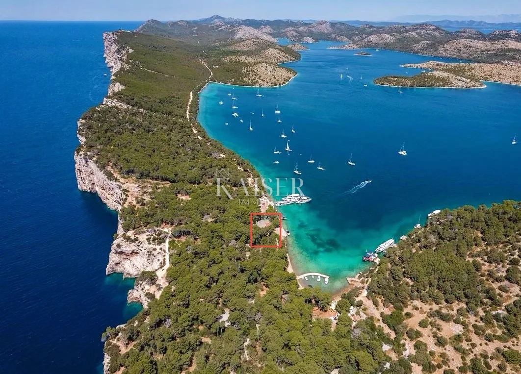Dugi otok - Edinstvena poslovno-stanovanjska stavba v naravnem parku Telašćica na plaži