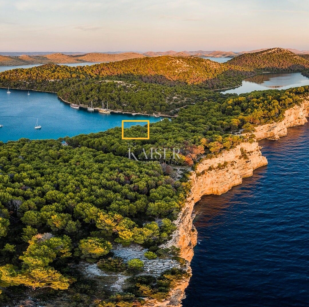 Dugi otok - Edinstvena poslovno-stanovanjska stavba v naravnem parku Telašćica na plaži