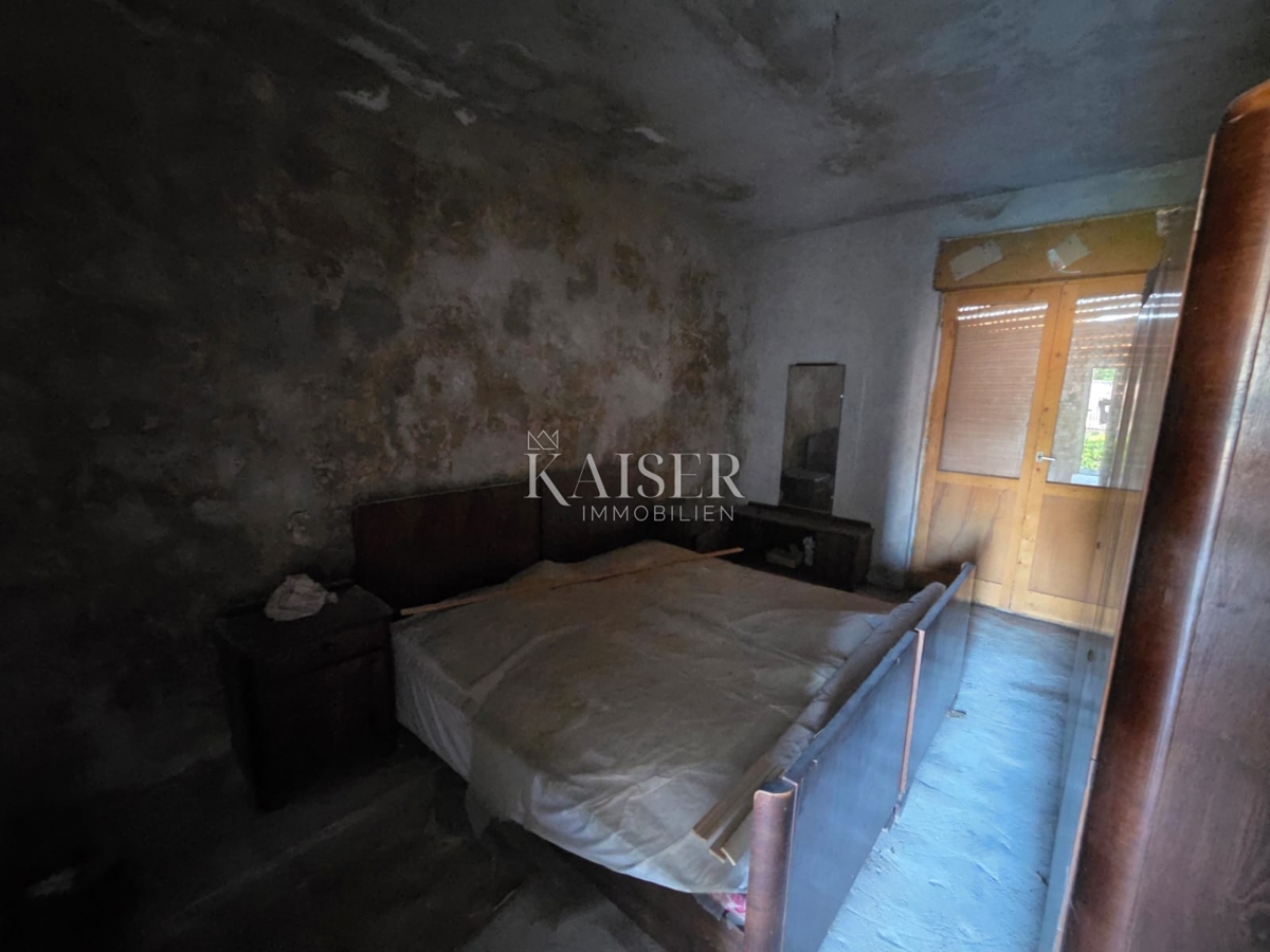 Hiša 221 m2 za prenovo, 30 m od morja