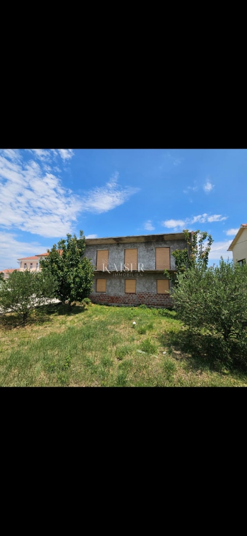 Hiša 221 m2 za prenovo, 30 m od morja