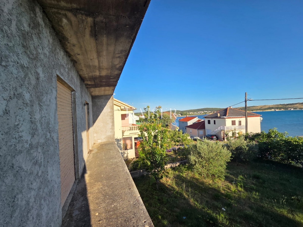 Hiša 221 m2 za prenovo, 30 m od morja