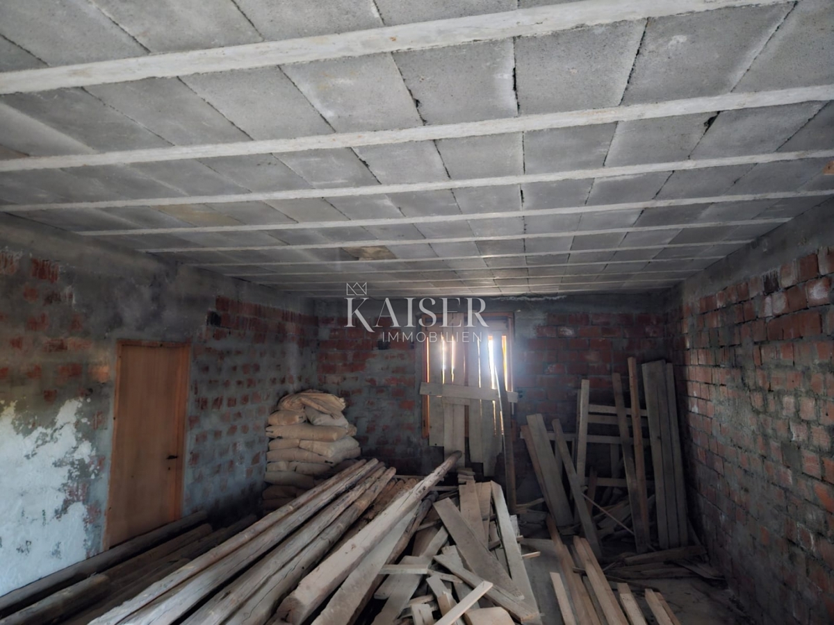Hiša 221 m2 za prenovo, 30 m od morja