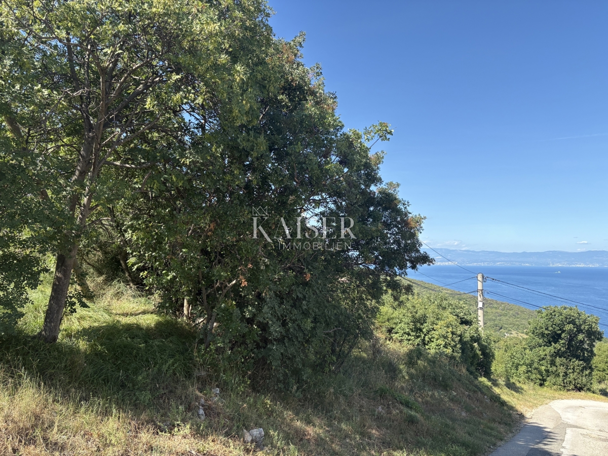 Opatija, Brseč - zazidljivo zemljišče 696 m2
