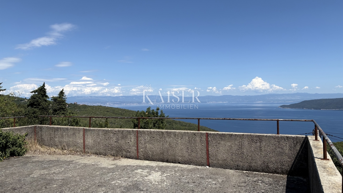 Opatija, Brseč - zazidljivo zemljišče 696 m2