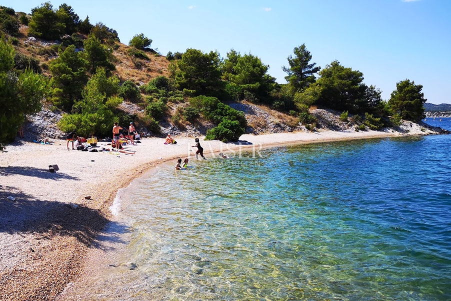 Šibenik, Brodarica - enosobno stanovanje 63,13 m2 v novi stavbi v bližini plaže Rezalište