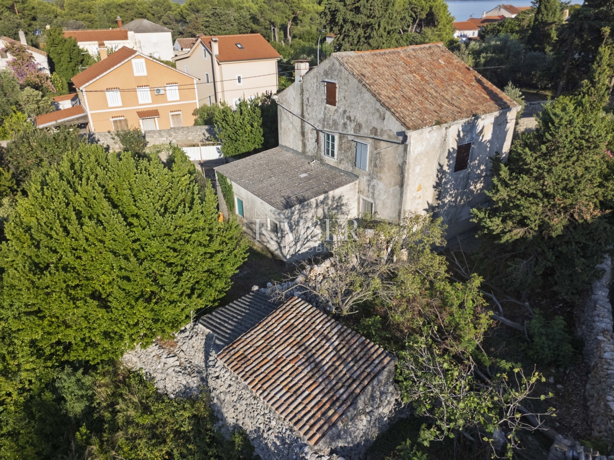 Mali Lošinj, Nerezine-Tradicionalna kamnita hiša