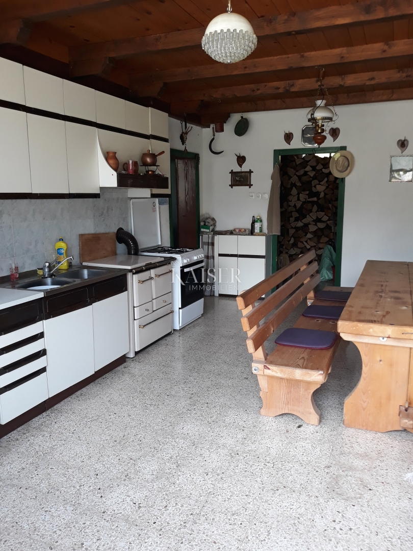 Delnice - hiša s petimi stanovanji, IDEALNA PRILOŽNOST ZA INVESTITORJE
